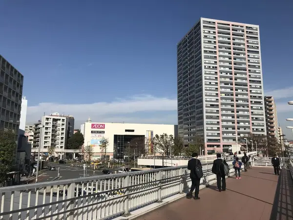 中高層のビルが立ち並びます。