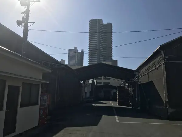 倉庫とマリナゲートタワー