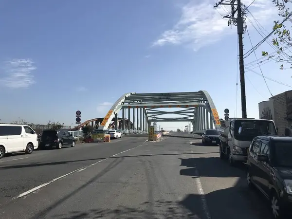 あの橋の向こうは？