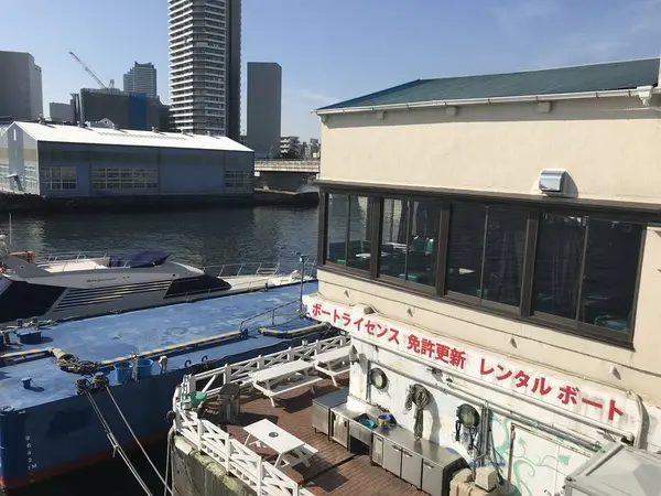 店の前にはクルーザーw