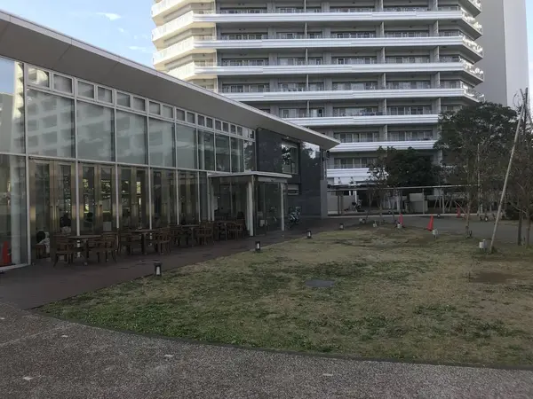 広場内カフェ