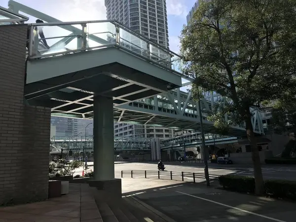 この字型の歩道橋