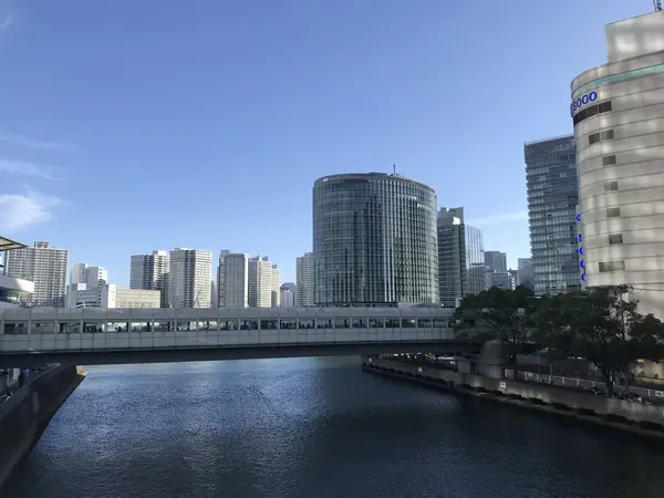 かもめ歩道橋が見えます。
