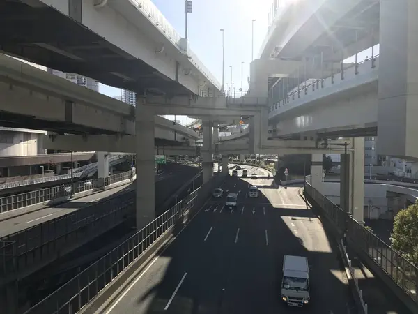 首都高の下を通ります。