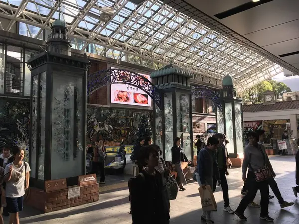 まずは東口へ