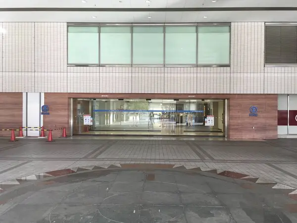 鐘の前広場側エントランス
