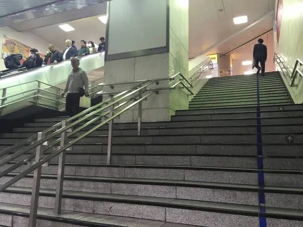 階段やら、エスカレーターやらw
