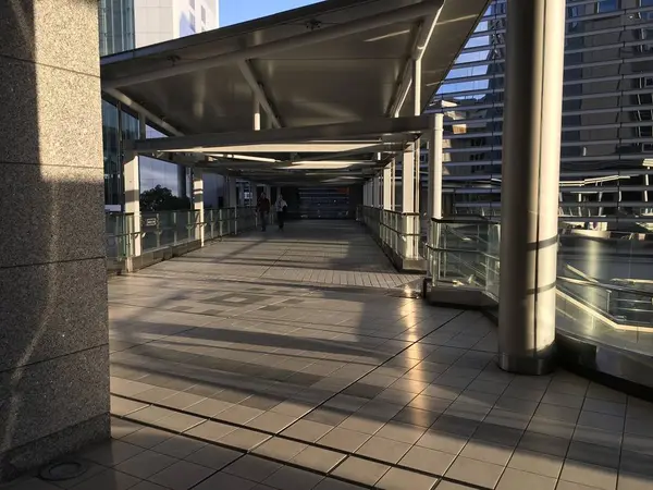 この先の階段を下れば横浜駅です。