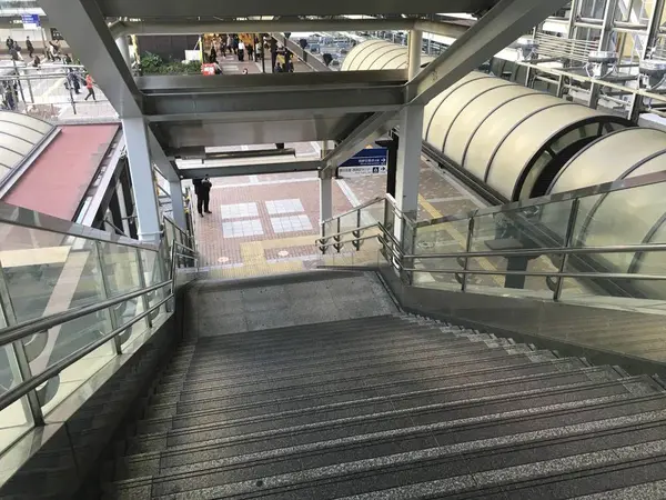 横浜駅西口広場へ