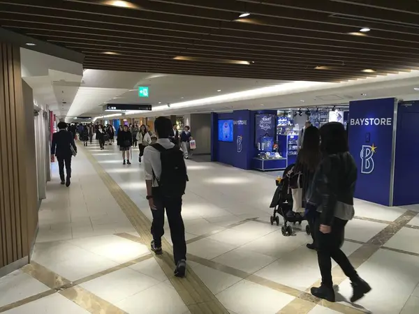 永遠と続くような地下街