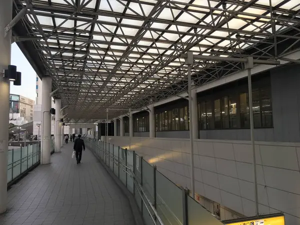 東口へ