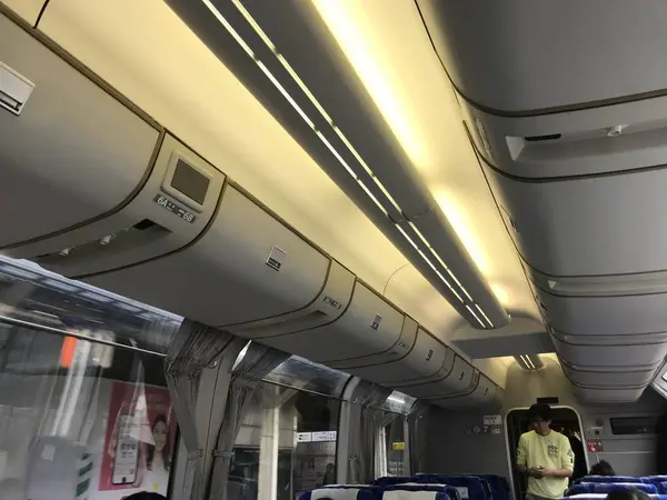 荷物は、両サイドのハッチへ