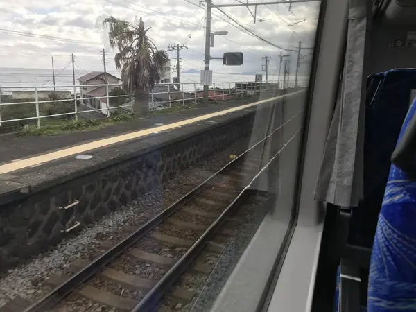 片瀬白田駅を通過中