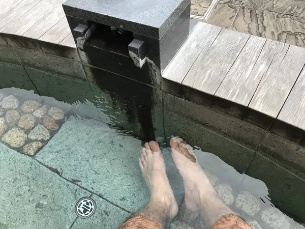 筆者の小汚い足ですw