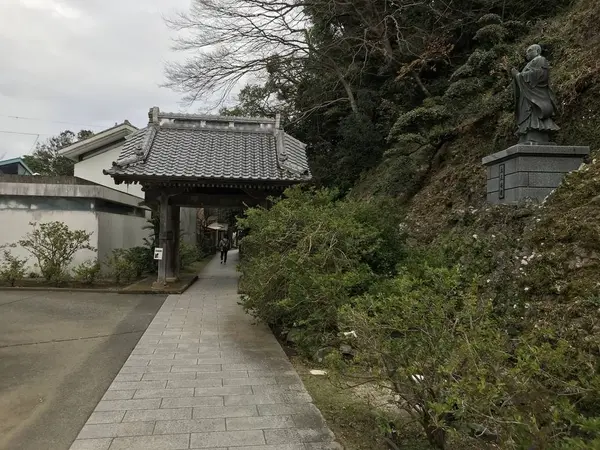 了仙寺の門を抜けます。