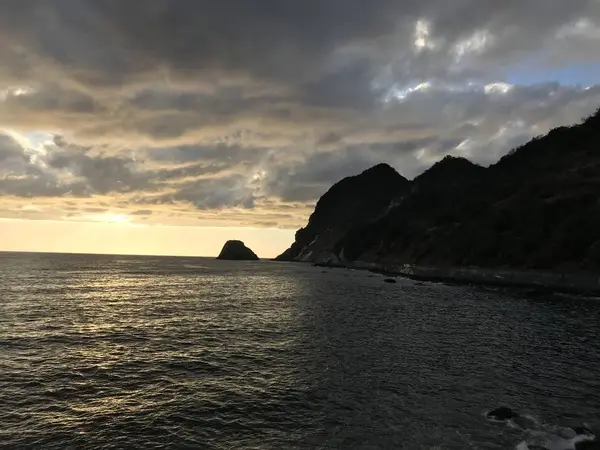 シルエットになった波勝崎