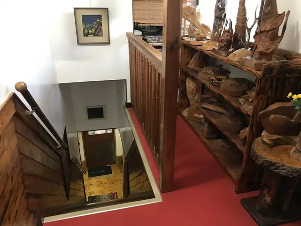 木の温もりを感じる館内