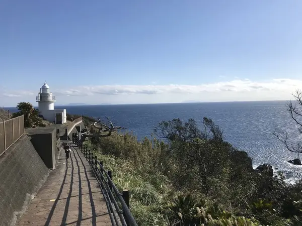 青い海原に映える白