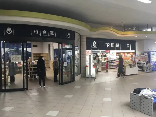 待合室の横がお弁当屋さん