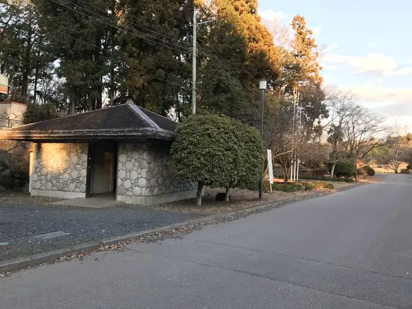 景色に馴染んでいるトイレ※暗くても入って右手にあるスイッチで灯りがつきます。お帰り の際は忘れずに(^^)