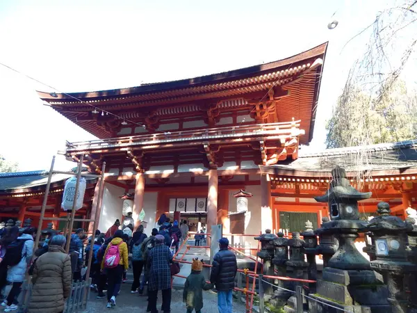 朱塗りが美しい南門（正面の楼門）