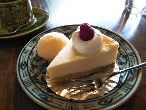 「ホワイトチョコレートチーズケーキ」