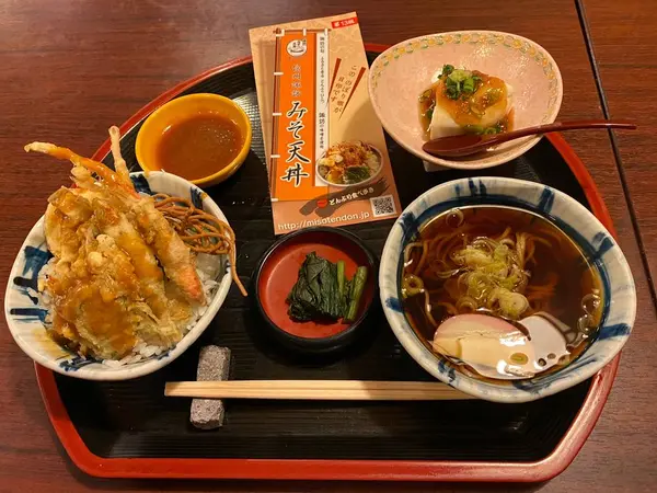 みそ天丼とは天つゆではなく味噌ダレがかかった天丼のこと