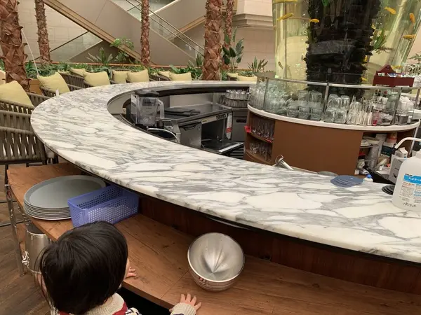吹き抜けのフロアには黄色い魚たち。息子も大はしゃぎ🐟