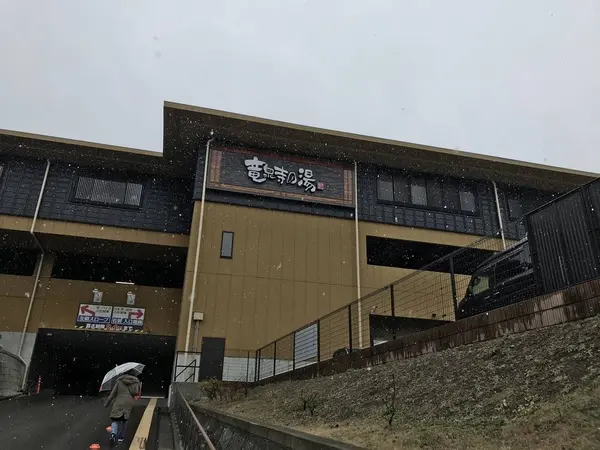 本日は雪が降ってます。
