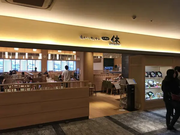 遅い出発だったので、先ずは飯。