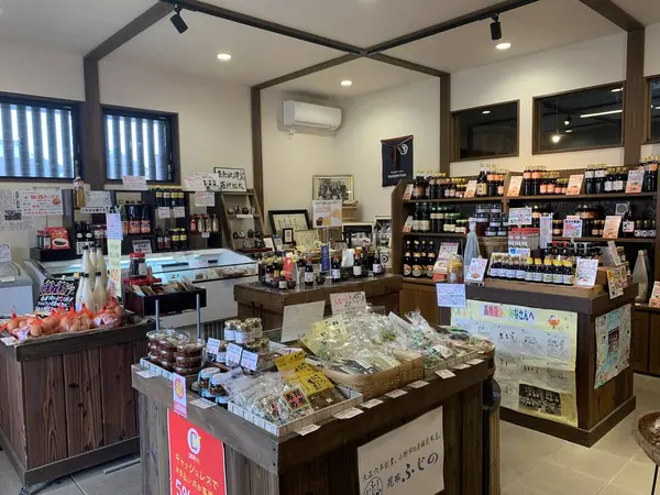 豊富な種類のお醤油と食卓を彩るご当地のうまいもんが盛沢山な店内です♪
