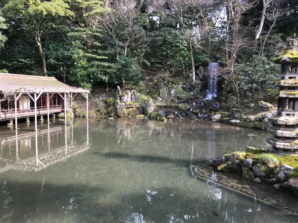 広大な庭園は繊細です。