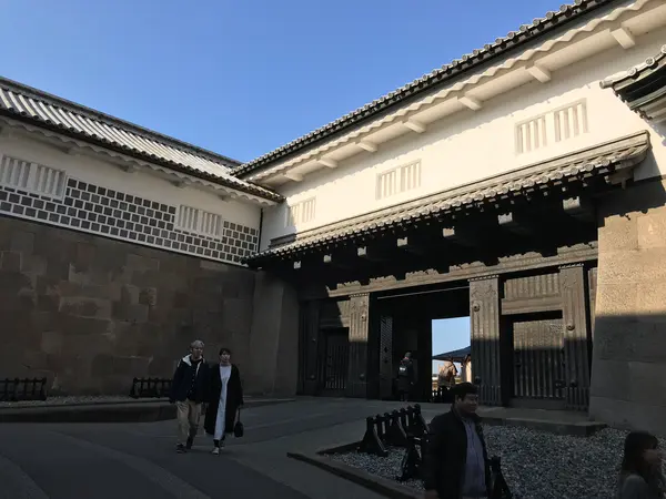 石川門を潜って