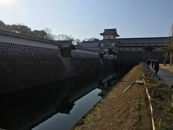 瓦が白いです。