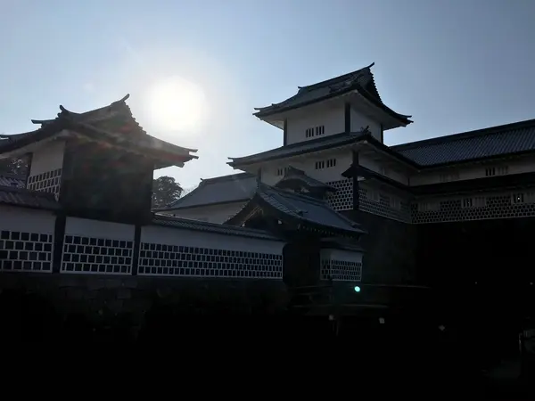 逆光の橋爪門