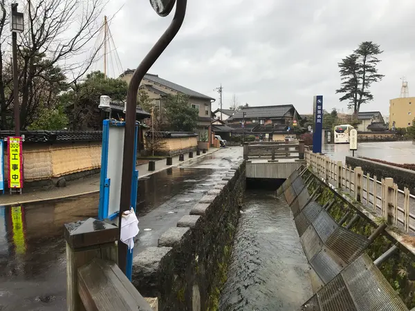 低く重く垂れ込む雲