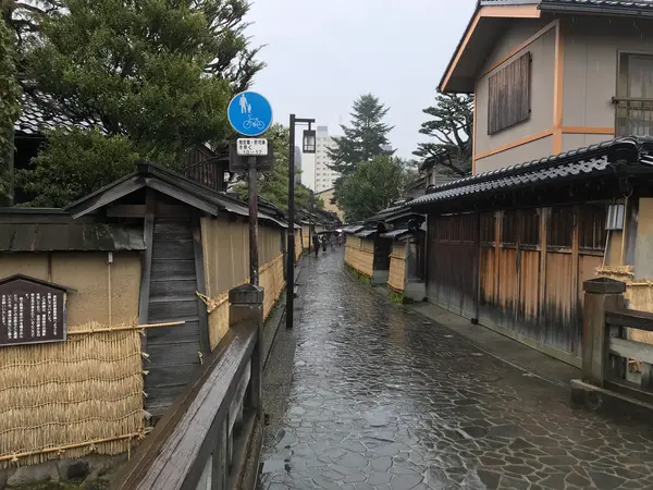 石畳が雨に濡れて・・・