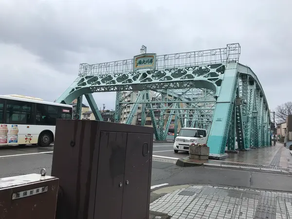 犀川を渡ります。