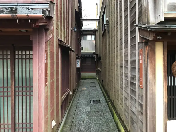路地裏、ヤバい