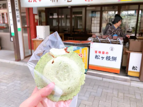 参道で松ヶ枝餅