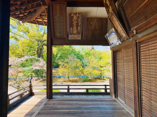 本堂の左端(西)