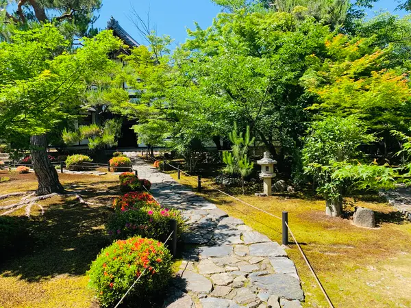 中門をくぐると、前庭