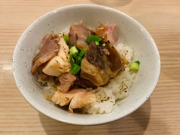 「鶏とローストポークのバターご飯」