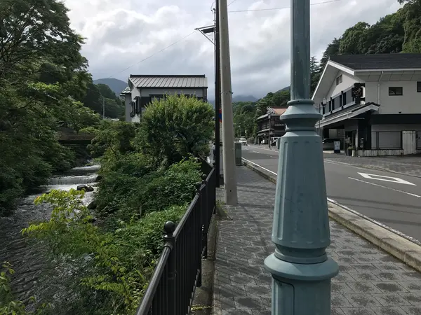 藤木川沿いに温泉街は続く