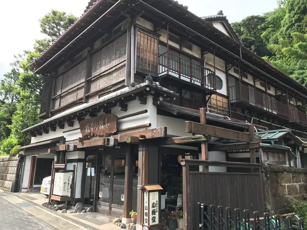 小梅堂で「かるかん饅頭」