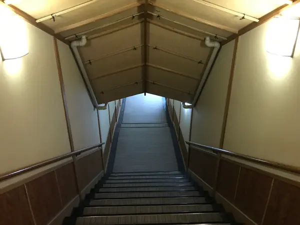 露天風呂への地下道
