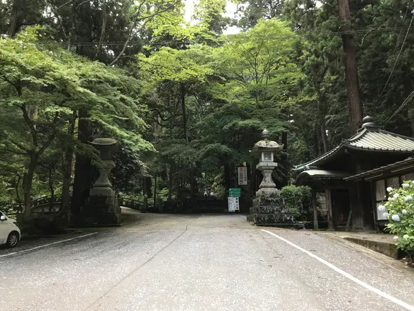 期待昂まる参道入り口