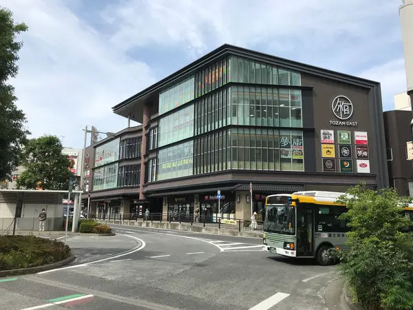 駅ロータリー向かいのビル