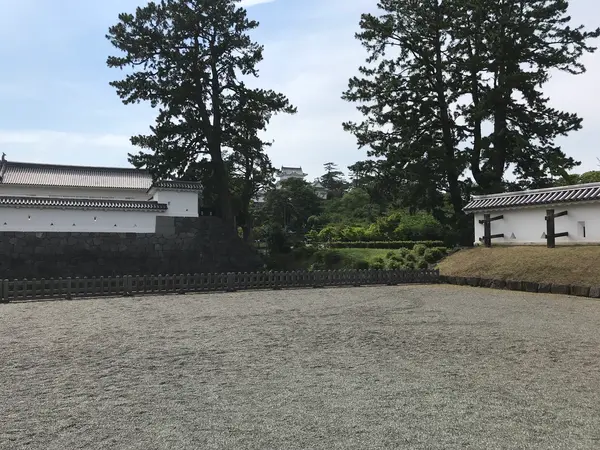 正面奥に天守閣