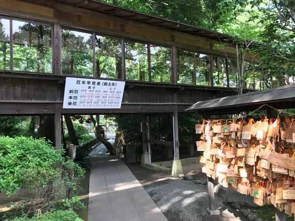 渡り廊下を潜ると